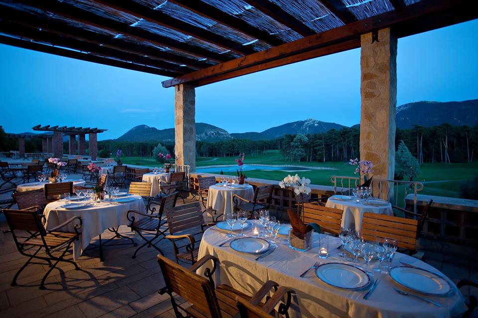 Chateau de Taulane - outside dining 